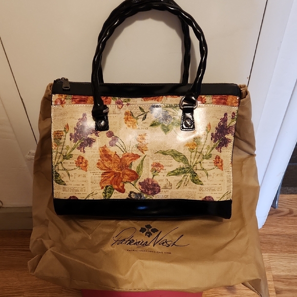 Patricia Nash Handbags - 🔥Patricia Nash Parasian Newspaper Floral Tote Bag